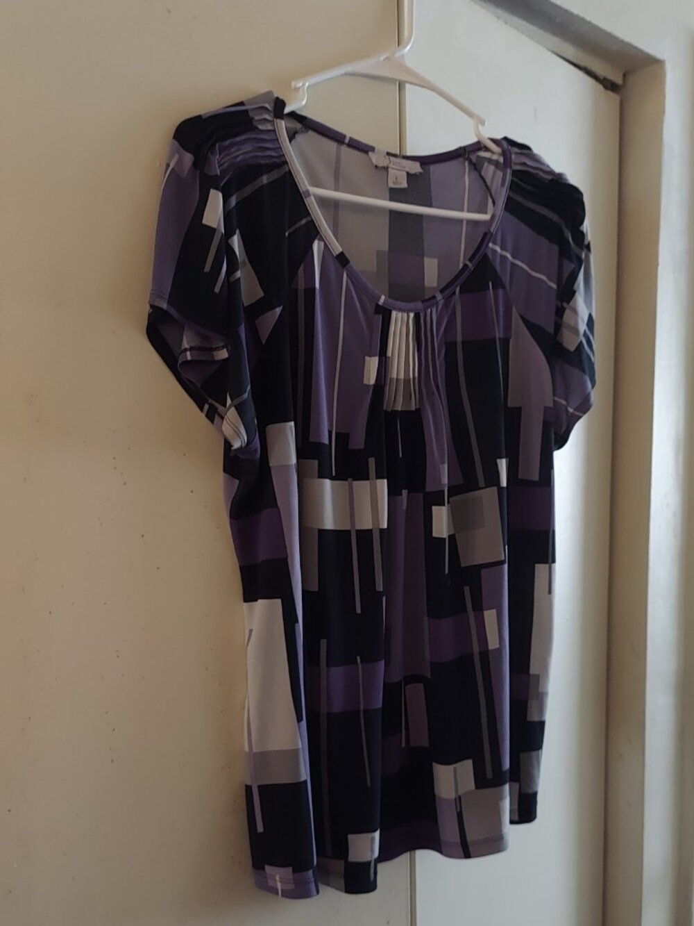 Yvos by Dressbarn Geometric Shapes Short Sleeve Top